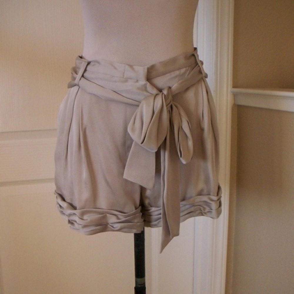 BCBGMAXAZRIA SHORTS BELTED BEIGE SIZE 12 WOMENS 12 NWOT